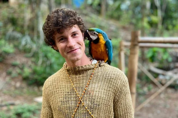 Shawn Mendes com arara na terra indígena Jaraguá