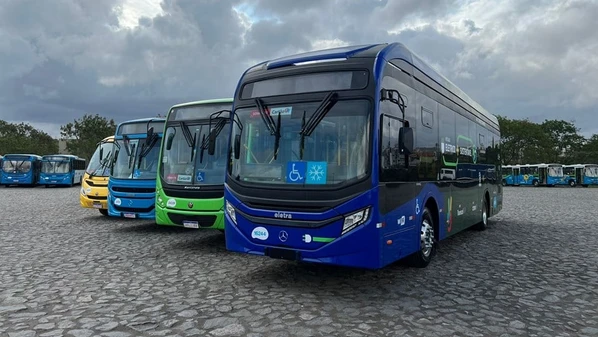 O desafio é sistêmico. Envolve planejar cidades mais inteligentes, desenvolver corredores sustentáveis, integrar logística portuária, infraestrutura industrial e sistemas de transporte coletivo