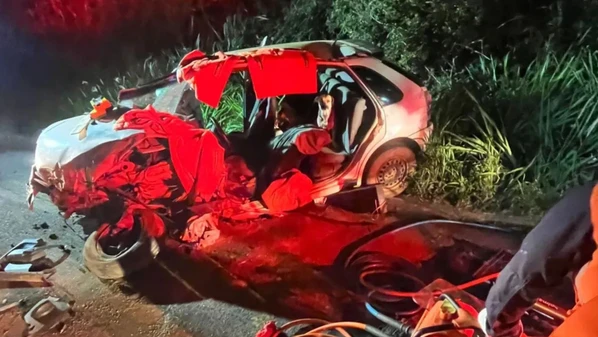 Motorista do carro ficou preso às ferragens e precisou ser resgatado pelo Corpo de Bombeiros; depois, foi encaminhado pelo Samu a um hospital