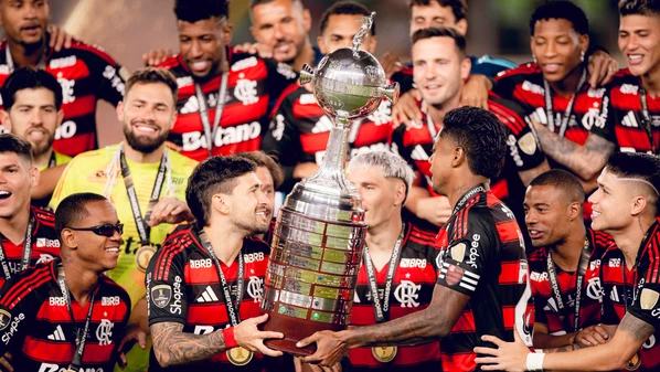 Rubro-Negro venceu o rival nas três vezes em que se enfrentaram nesta temporada, levantou a taça da Liberta e conta os dias para faturar o Campeonato Brasileiro