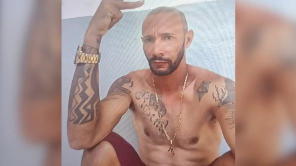 De acordo com a Polícia Militar, o homem tinha diversas perfurações no corpo. Uma equipe do Serviço de Atendimento Móvel de Urgência (SAMU) foi chamada e confirmou o óbito