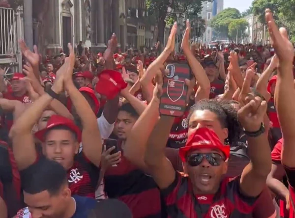 Torcida do Flamengo toma as ruas do Rio de Janeiro após tetra da Libertadores