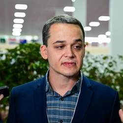 Prefeito tem que renunciar ao mandato para disputar o pleito de 2026. Mas, sem as férias, voltaria a trabalhar como delegado quase imediatamente