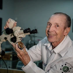 Ainda adolescente, Elisardo Corral Vasquez se encantou pela ciência atrás de um balcão de farmácia. Em décadas, ele estudou, se formou e doou todo o conhecimento obtido à criação de cursos de mestrado e doutorado na Ufes