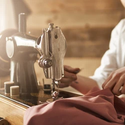 Há postos açougueiro, ajudante de cozinha, analista de planejamento de materiais, auxiliar administrativo, balconista, carpinteiro de obras, eletricista de manutenção em geral, entre outras chances