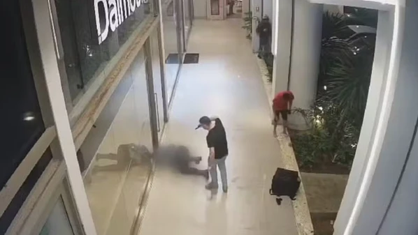 A direção do estabelecimento publicou uma nota de pesar hoje e disse que o funcionário foi "tragicamente assassinado em um ato de violência que nos causa imensa dor e indignação"