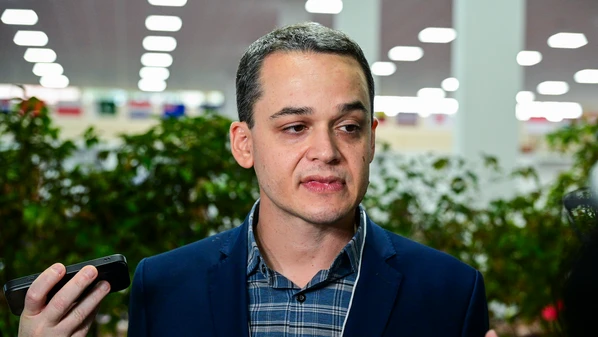 Prefeito tem que renunciar ao mandato para disputar o pleito de 2026. Mas, sem as férias, voltaria a trabalhar como delegado quase imediatamente