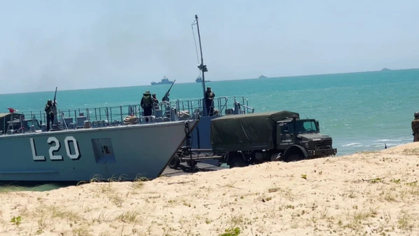 Durante a ação na manhã desta segunda-feira (1°), foram utilizados Carros Lagarta Anfíbios (CLAnf) e a ação foi semelhante à do Dia D, na Segunda Guerra Mundial
