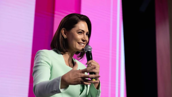 Ex-primeira-dama declarou apoio ao senador Eduardo Girão (Novo); filhos de Jair Bolsonaro criticaram postura de Michelle