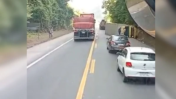 Segundo a Polícia Rodoviária Federal (PRF), o caminhão seguia sentido Rio de Janeiro e tombou no km 432; acidente ocorreu às 7h40 desta segunda-feira (1°)