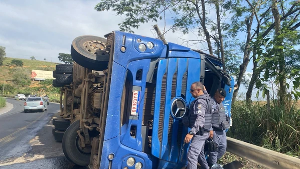 Acidente aconteceu no Distrito de Baunilha e o condutor do veículo morreu preso às ferragens