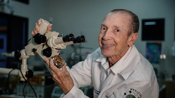 Ainda adolescente, Elisardo Corral Vasquez se encantou pela ciência atrás de um balcão de farmácia. Em décadas, ele estudou, se formou e doou todo o conhecimento obtido à criação de cursos de mestrado e doutorado na Ufes