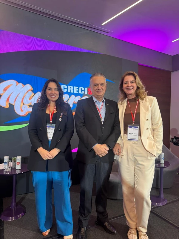 As coordenadoras do Rede Confia Isabella Rodrigues e Marcella Surlo entre o presidente do Creci-SP, José Augusto Viana Neto