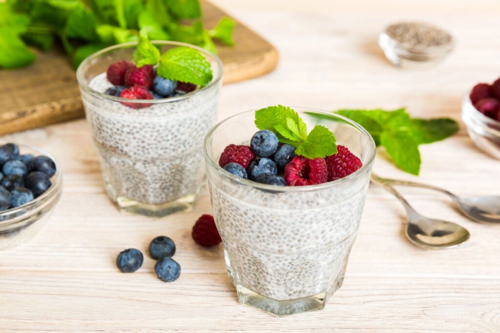 Pudim de chia com frutas vermelhas (Imagem: SNeG17 | Shutterstock)