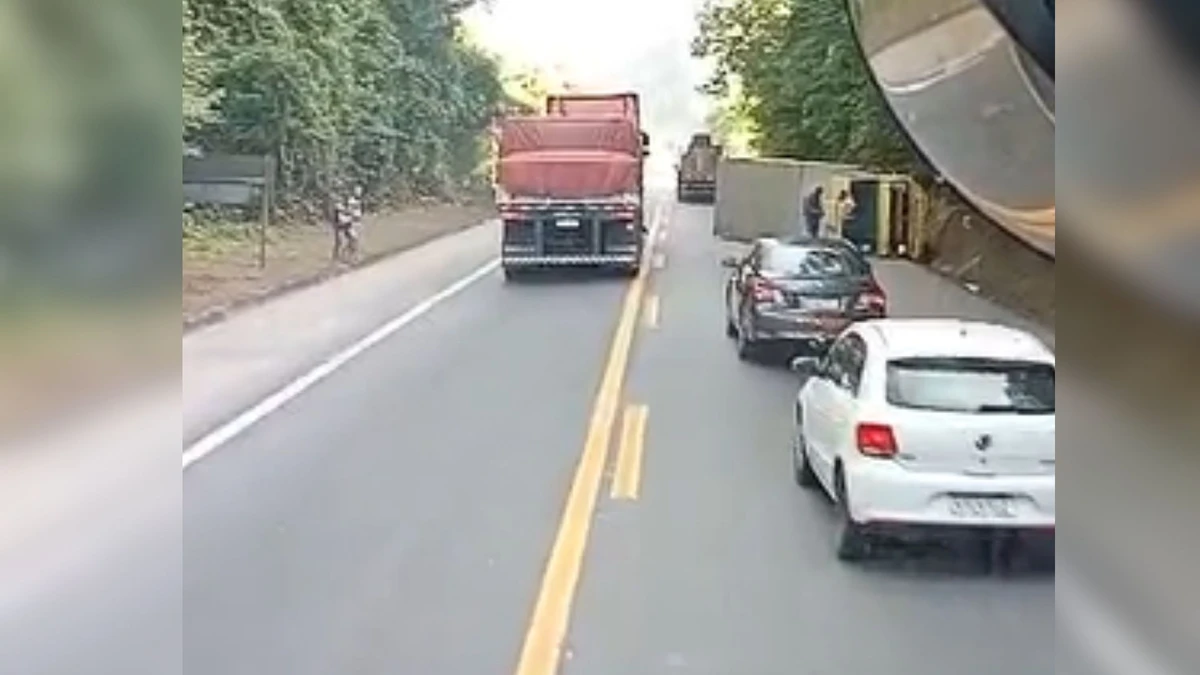 Motorista é socorrido em estado grave em acidente na BR 101 em Atílio Vivácqua