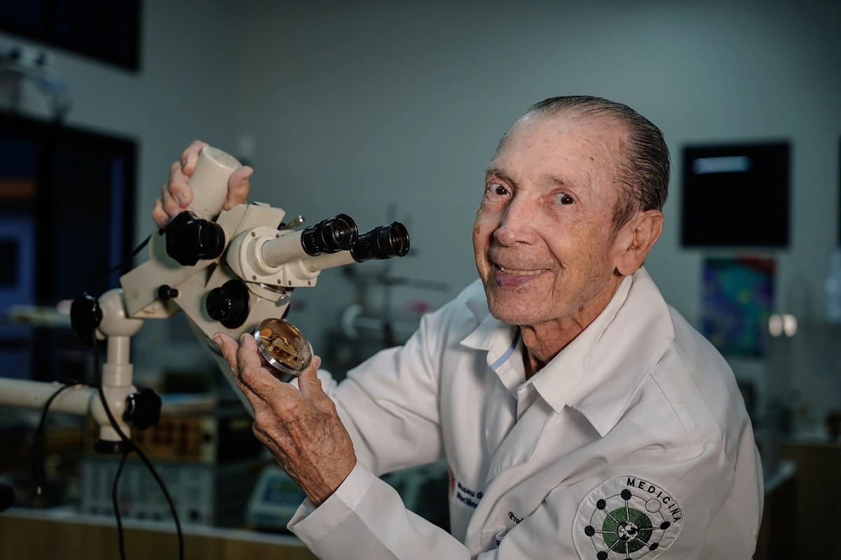 Aos 80 anos, Elisardo Corral Vasquez demonstra o mesmo encantamento pela ciência de quando descobriu este mundo em uma famrácia, em Santos, logo após chegar ao Brasil