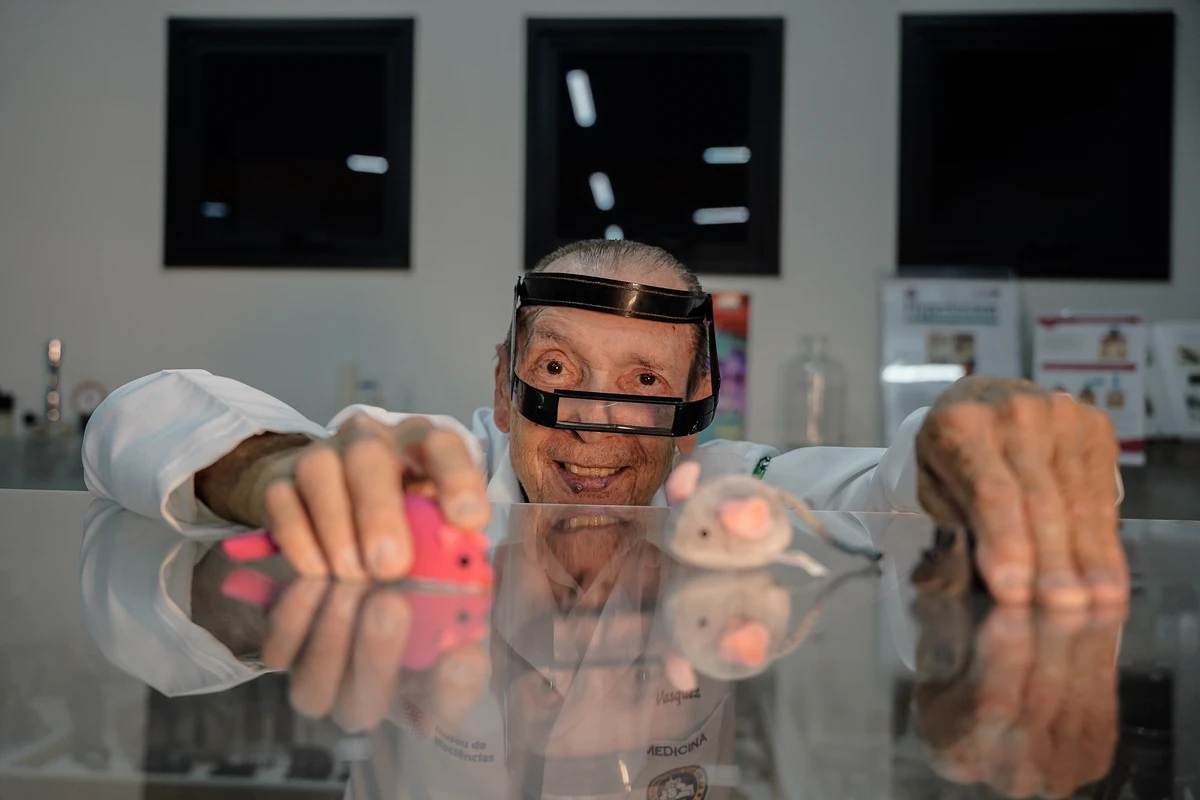 O professor Elisardo Vasquez 