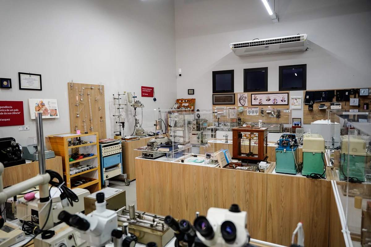 O professor Elisardo Vasquez 