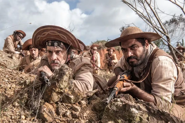  Alexandre Nero e Thomas Aquino em 'Guerreiros do Sol' 