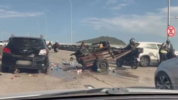 Um dos automóveis puxava um reboque, que ficou atravessado na via, no sentido Vila Velha; não houve feridos