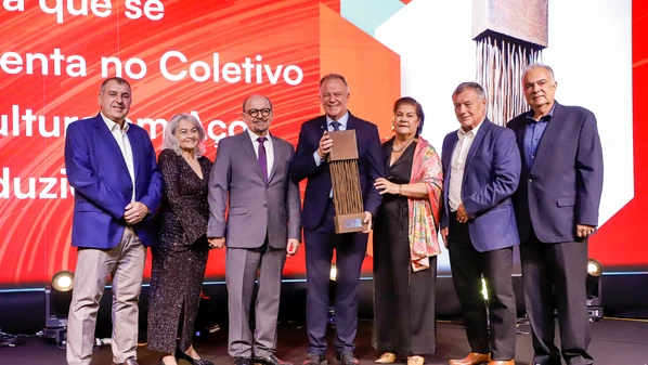 O governador Renato Casagrande recebeu uma homenagem especial em reconhecimento à parceria institucional construída ao longo dos últimos anos e ao diálogo permanente com o segmento