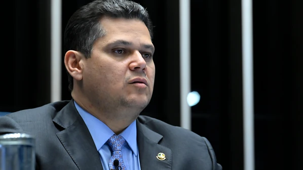 Presidente do Senado afirma ver interferência em prerrogativa do Poder Legislativo; sessão havia sido marcada para dia 10, mas gestão não enviou documentos ao Senado