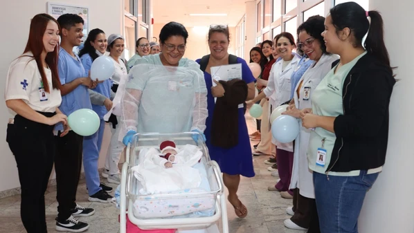 Isaque Manoel nasceu no mês de julho com apenas 28 semanas e pesando 865 gramas; ele recebeu alta no dia 11 de novembro