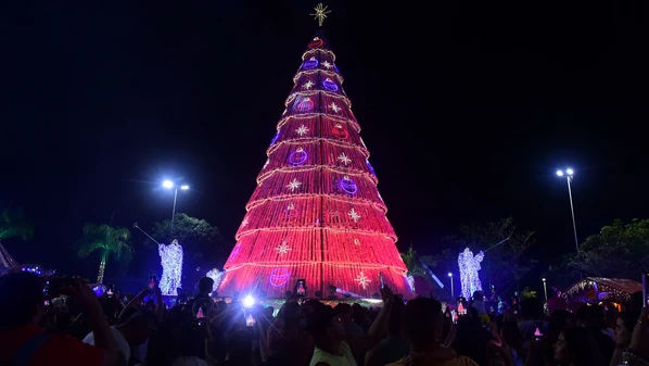 Espaço conta com a presença do "bom velhinho" diariamente, roda-gigante, trenzinho e muito mais