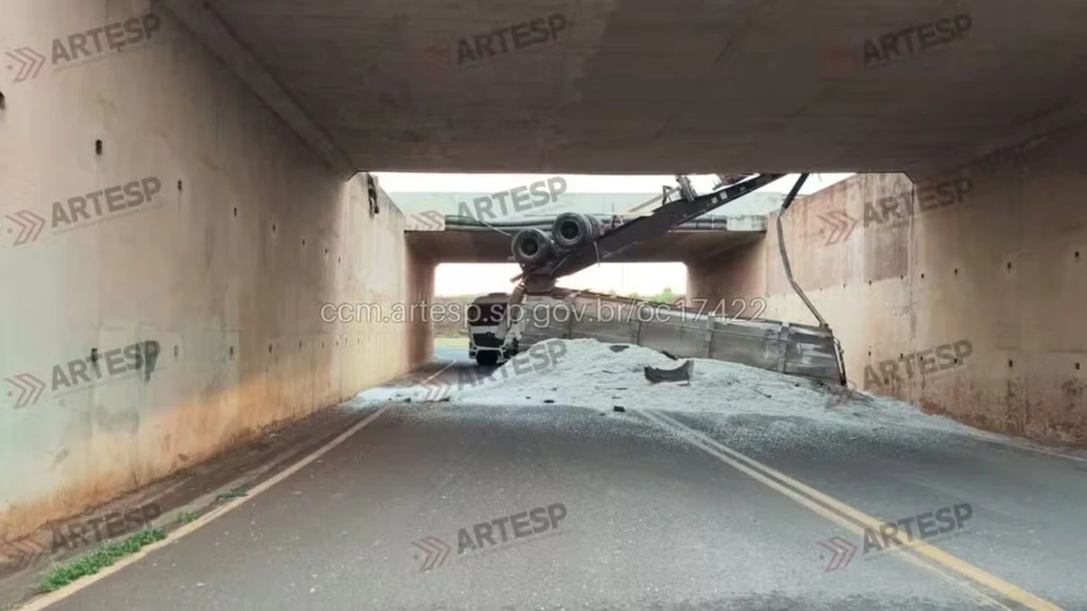 Caminhão despencou e ficou pendurado em viaduto no interior de São Paulo