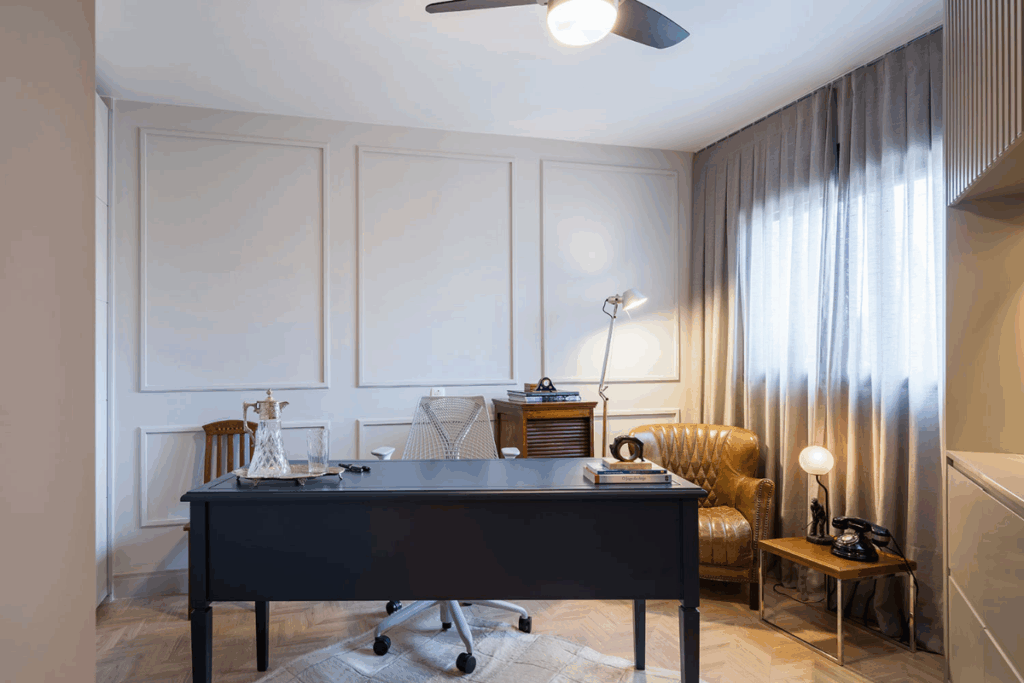 A boiserie combina com elementos clássicos de época (Projeto: Spaço Interior | Imagem: Kadu Lopes)