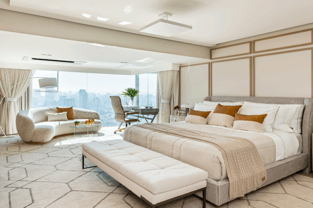 A boiserie também pode se destacar quando está em uma cor diferente da parede (Projeto: Spaço Interior | Imagem: Kadu Lopes)