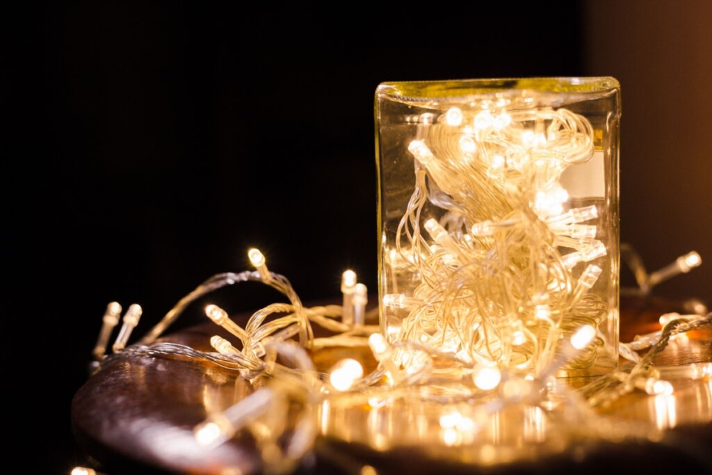 As lâmpadas LED iluminam mais e consomem menos energia que as comuns (Imagem: Raiden Pictures | Shutterstock)