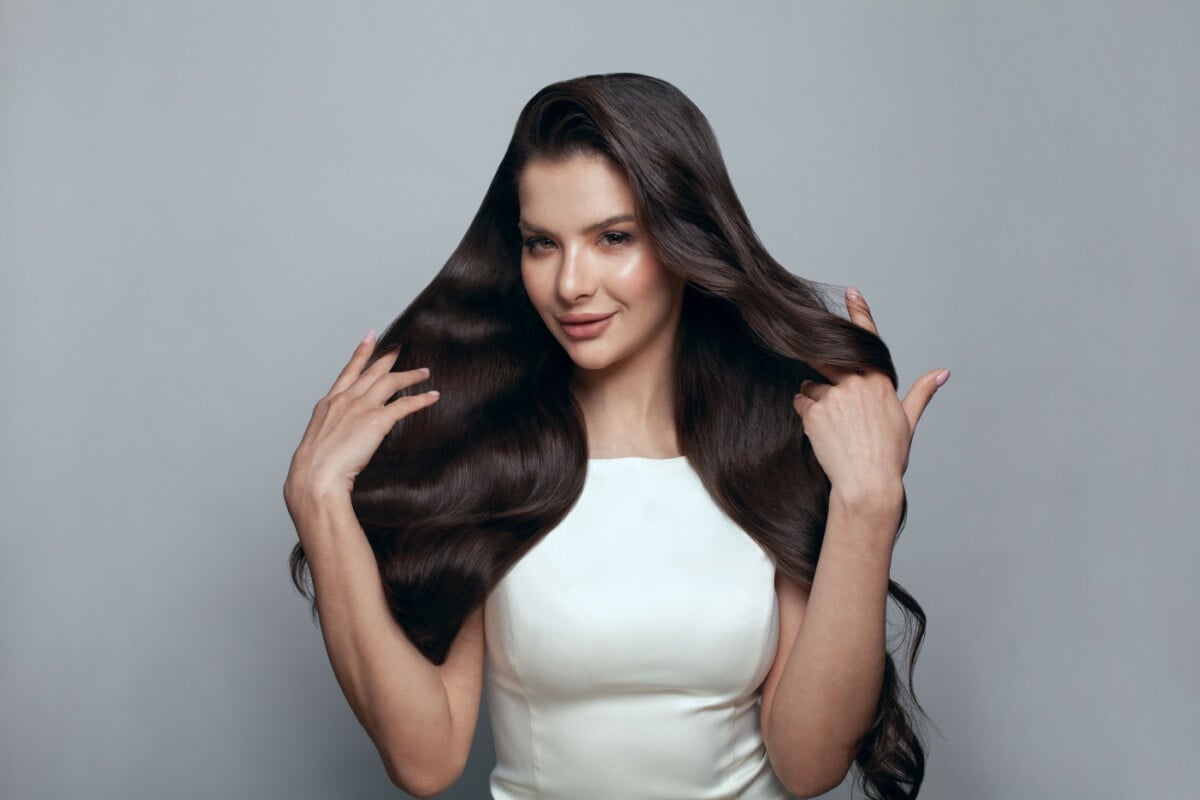 O cabelo pode passar por diversas mudanças ao longo da vida (Imagem: MillaF | Shutterstock)