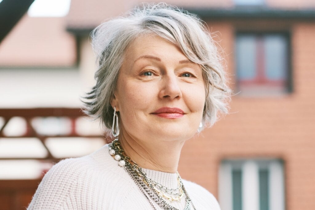 Os cabelos, assim como outras partes do corpo, também passam pelo processo de envelhecimento (Imagem: Anna Nahabed | Shutterstock) 