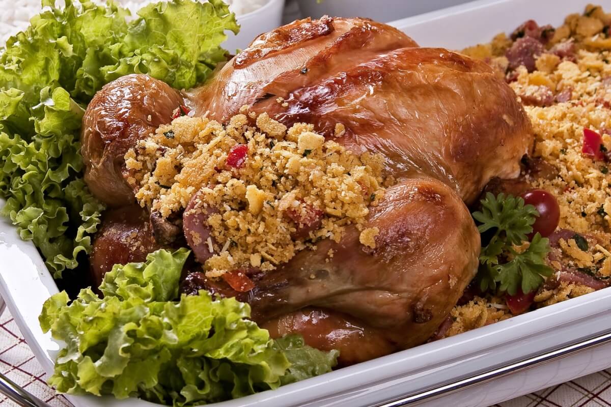 Peru recheado com farofa (Imagem: Rogério Andrade | Shutterstock)