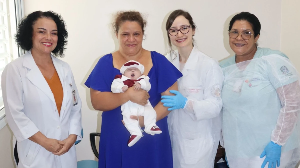 Eliana, mãe do bebê, emocionada junto a equipe do hospital