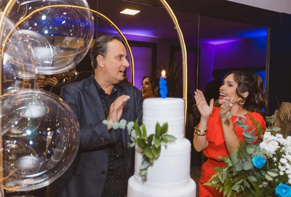 Hugo Rodrigues e Elayne Borel comemorando os 05 anos da Mesa de Negócios