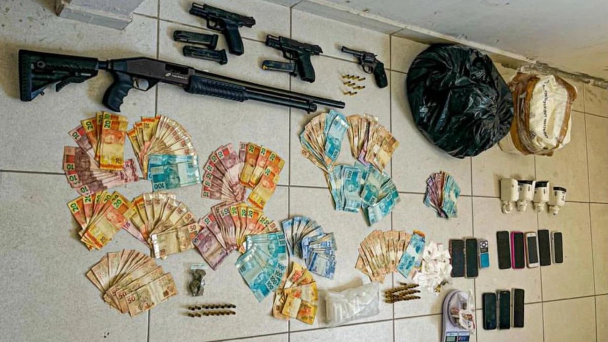 Foram cumpridos nove mandados de busca e apreensão; além das prisões foram apreendidas drogas, armas, munições e dinheiro