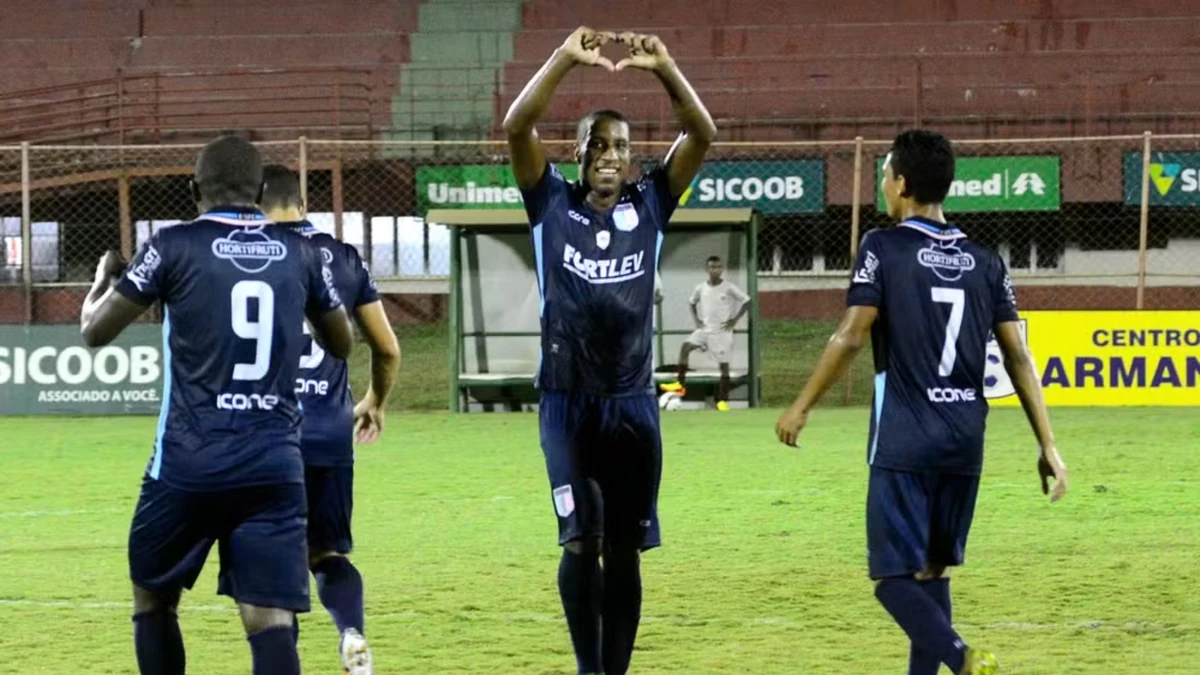 Rodrigo César comemora gol com a camisa do Espírito Santo FC