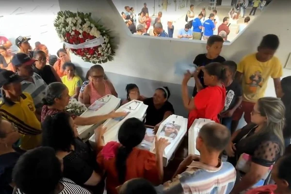 Velório de família morta em incêndio no Recife