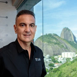 Para Marcelo Branquinho, CEO da TI Safe, a estrutura portuária e o polo siderúrgico do Estado aumentam o risco de ataques com inteligência artificial que podem paralisar operações e afetar exportações