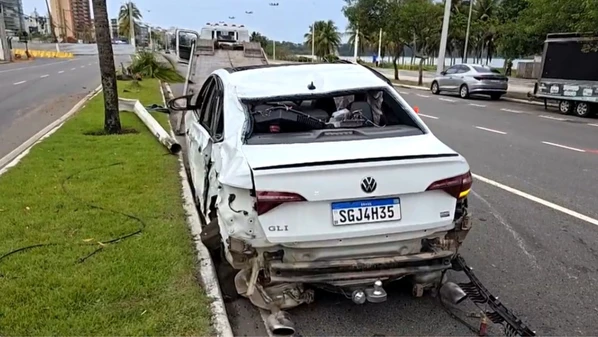 Testemunhas contaram que dentro do veículo havia um casal, que não se feriu e deixou o local antes da chegada da Guarda Municipal; acidente ocorreu na manhã desta quarta-feira (3)