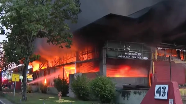 Até o momento não há registro de vítimas; ao menos 80 bombeiros de 15 unidades operacionais atuaram no local