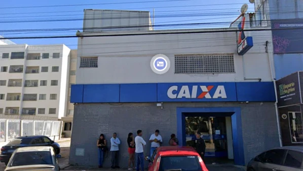 O vigilante atirou após o homem tentar forçar a porta externa da agência; baleado foi socorrido em estado grave