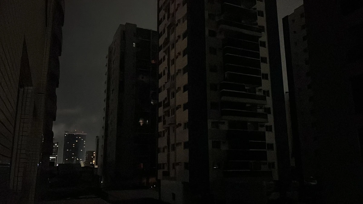 O bairro Mata da Praia ficou sem energia em meio ao temporal em Vitória