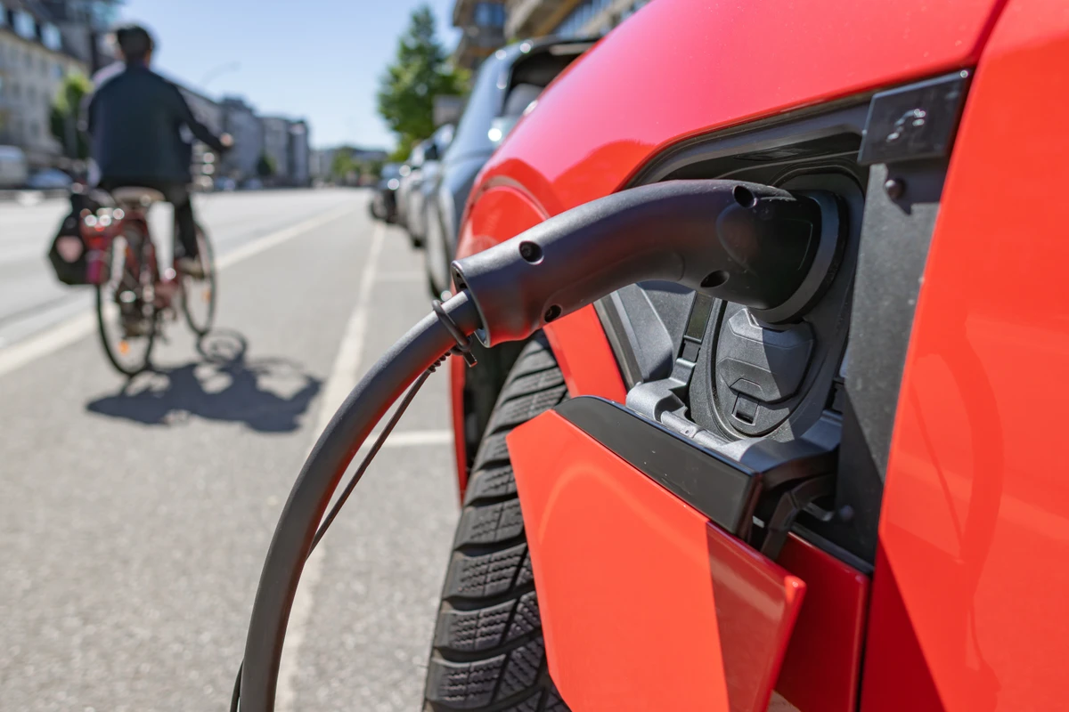 As frotas de carros eletrificados e bicicletas elétricas têm crescido no Espírito Santo, assim como no Brasil e no mundo.