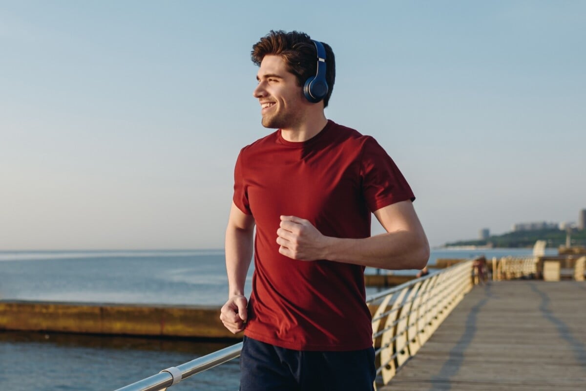 A atividades física melhora a saúde do coração e contribui para uma vida mais longa (Imagem: ViDI Studio | Shutterstock)