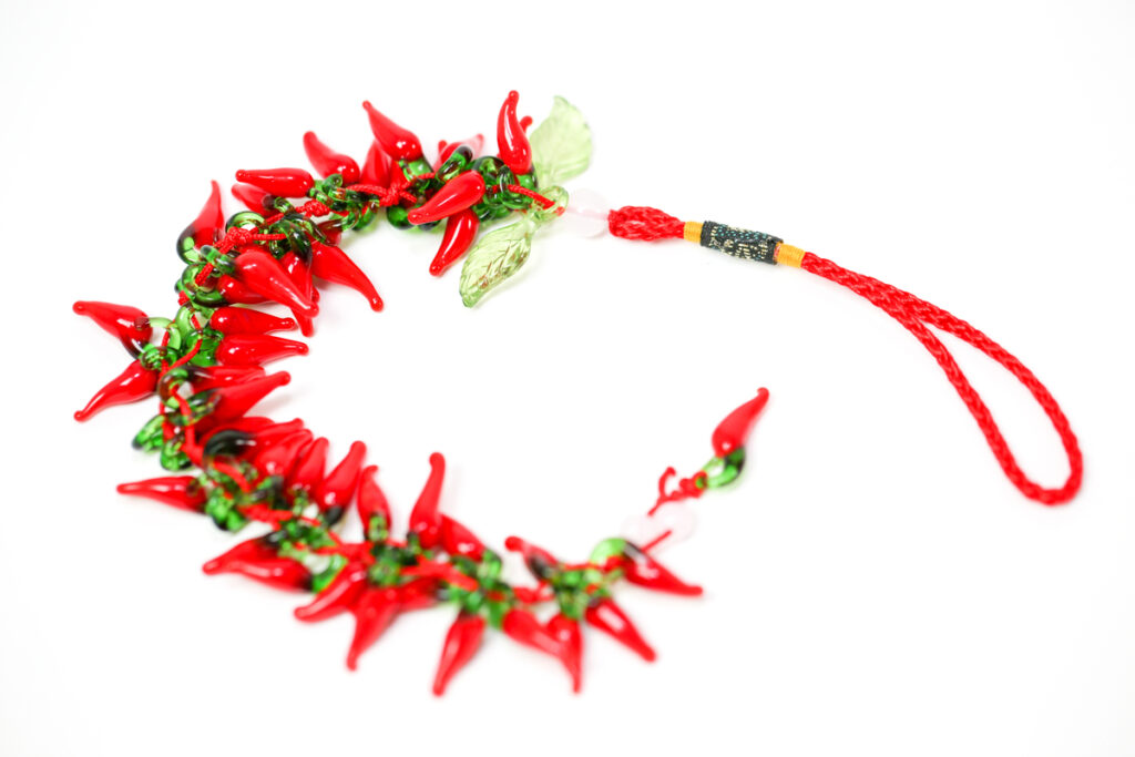 A pimenta é um amuleto que ajuda a sugar as energias ruins e afastar o mau-olhado (Imagem: Helen89 | Shutterstock)