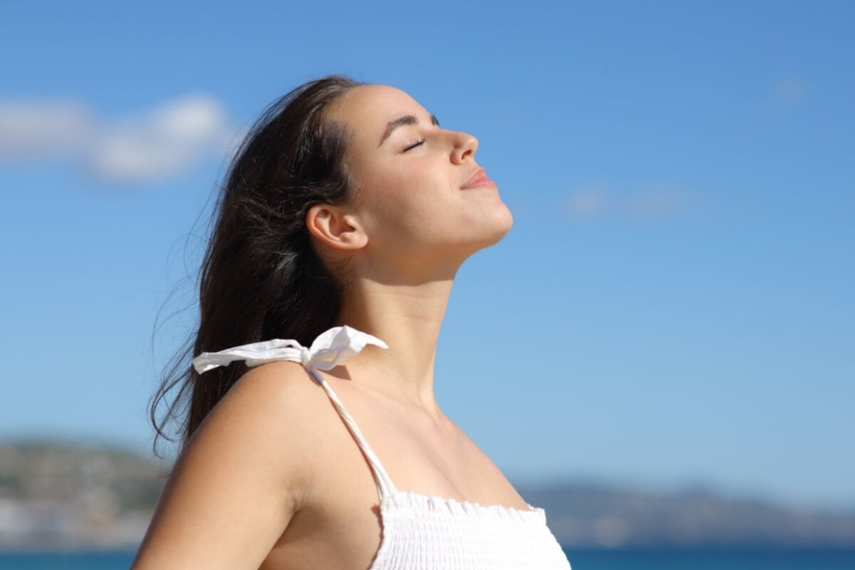 Atitudes simples ajudam a atravessar o fim do ano com mais leveza (Imagem: Pheelings media | Shutterstock)