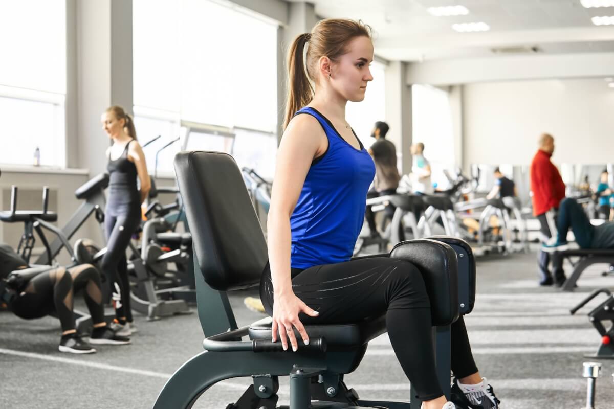 Bons resultados também podem ser obtidos com exercícios que substituem a cadeira adutora (Imagem: Evgeny Haritonov | Shutterstock)